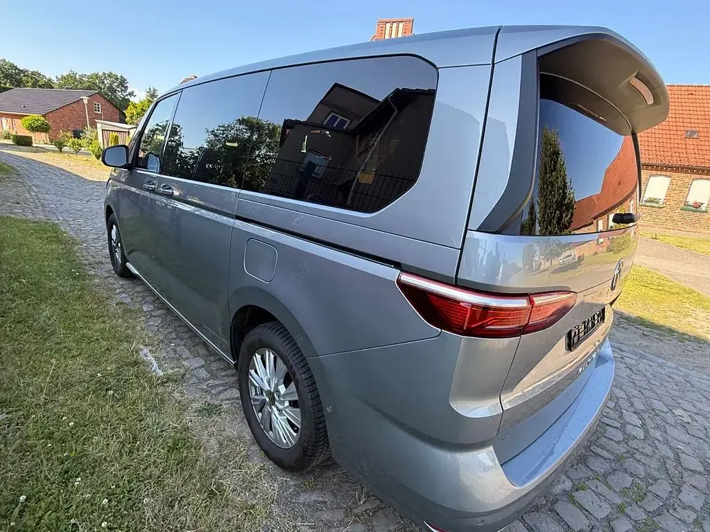 Gebraucht VW Multivan Life 150 PS (110 kW) 2025 Silber Van / Kleinbus