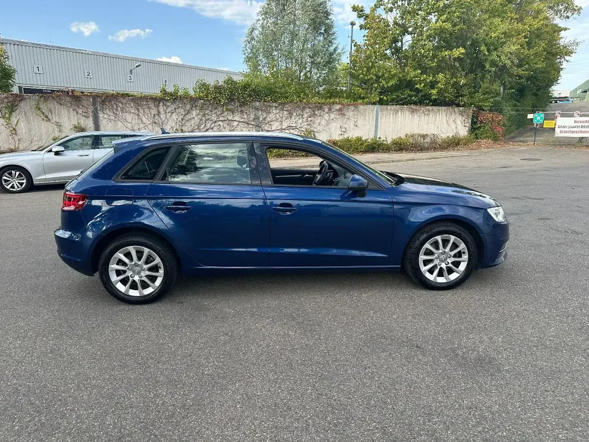 Gebraucht Audi A3 Attraction 110 PS (80 kW) 2015 Blau Limousine