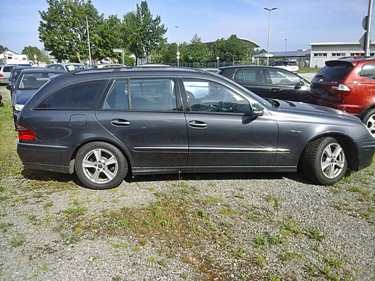 Gebraucht Mercedes E220 Avantgarde 204 PS (150 kW) 2009 Tenoritgrau  metalliclack Kombi