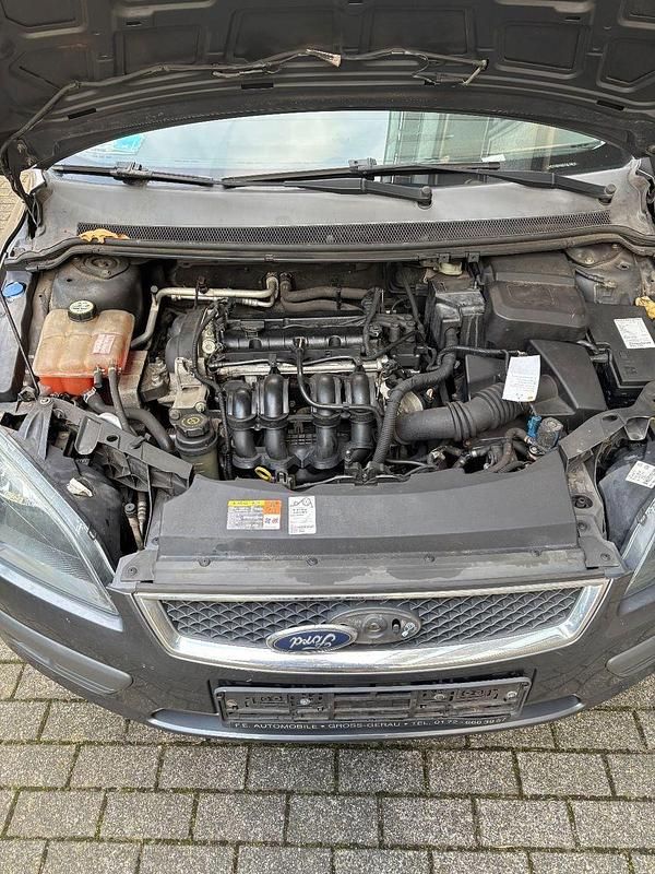 Grau Gebraucht 2006 Ford Focus Trend Limousine | 500 € (Superpreis) - Bild 1/4