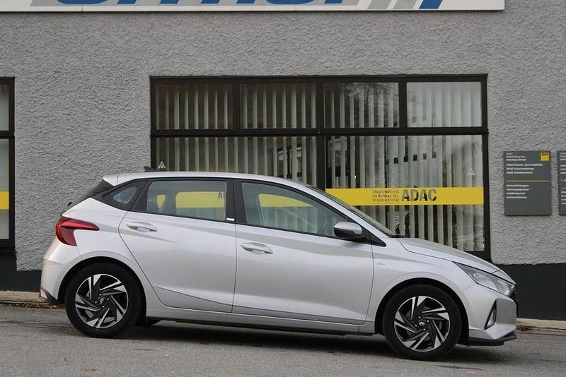 Silber Gebraucht 2021 Hyundai i20 Limousine | 13.900 € (Fairer Preis) - Bild 1/4