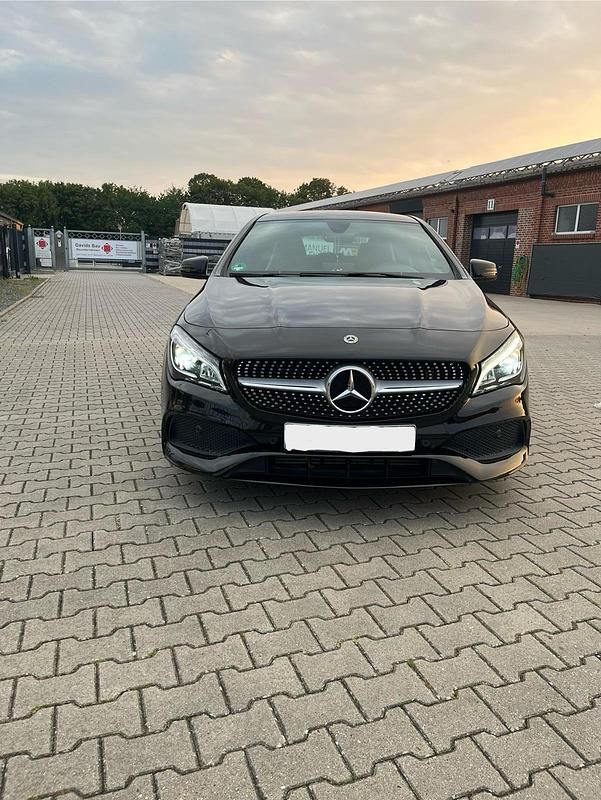 Schwarz Gebraucht 2018 Mercedes CLA180 AMG line Limousine | 22.250 € (Etwas zu teuer) - Bild 1/4