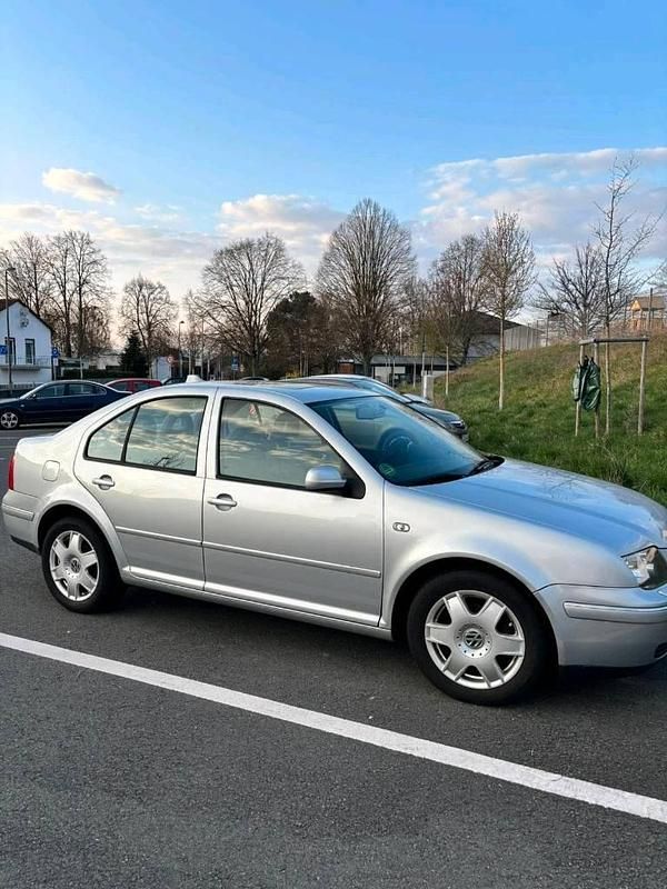 Usata VW Bora 105 CV (77 kW) 2001 Argento Berlina