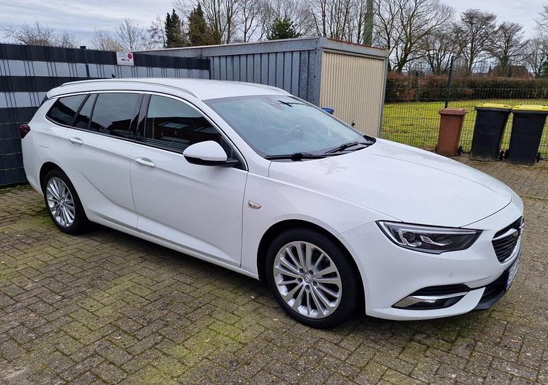 Weiß Gebraucht 2021 Opel Insignia Innovation Kombi | 12.999 € (Fairer Preis) - Bild 1/4