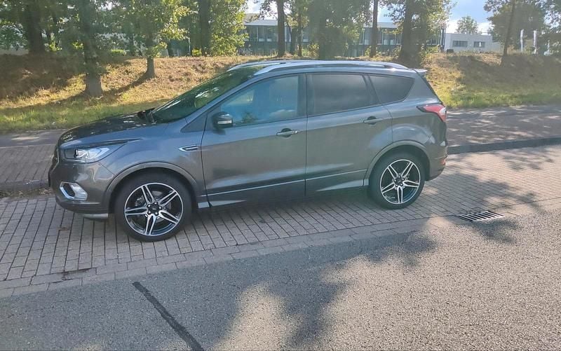 Grau Gebraucht 2019 Ford Kuga SUV | 22.150 € (Fairer Preis) - Bild 1/4