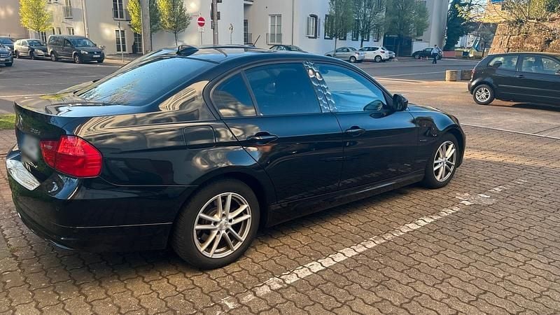 Gebraucht BMW 316 120 PS (88 kW) 2011 Schwarz Limousine