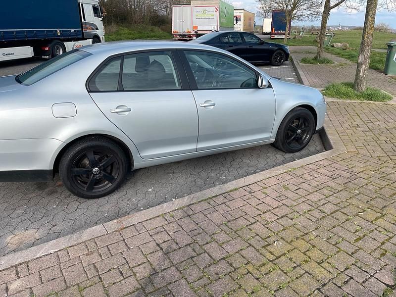 Gebraucht VW Jetta 2009 Silber Limousine