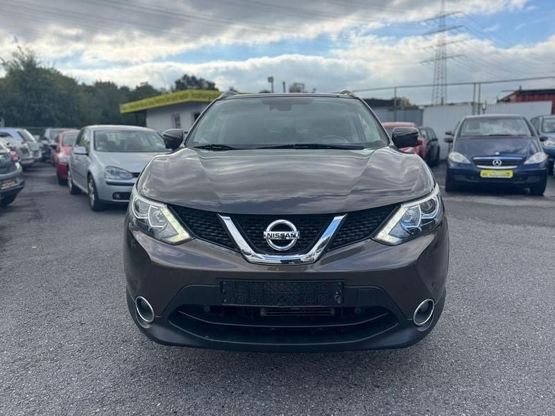 Braun Gebraucht 2016 Nissan Qashqai Visia SUV | 7.999 € - Bild 1/4