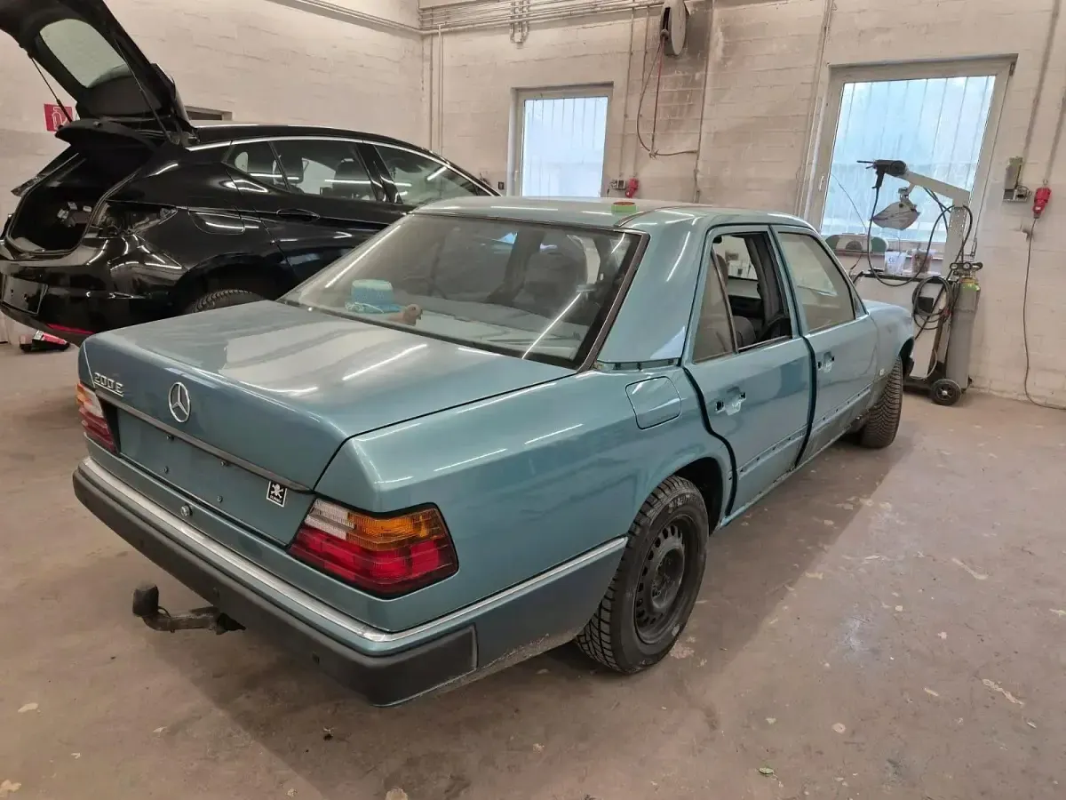 Gebraucht Mercedes 200 118 PS (86 kW) 1990 Grün Limousine