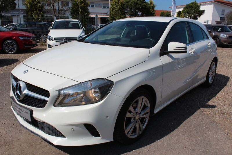 Calcitweiss unilack Gebraucht 2016 Mercedes A180 Limousine | 13.995 € (Fairer Preis) - Bild 1/4