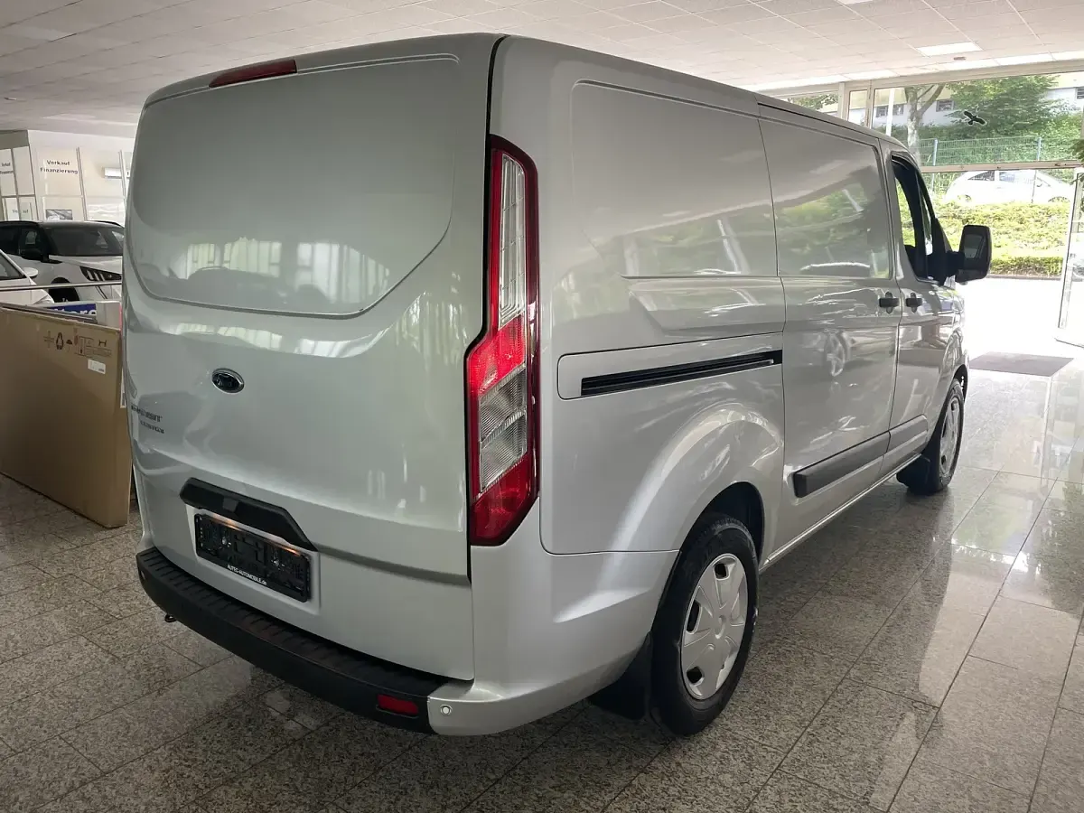 Gebraucht Ford Transit Custom 130 PS (95 kW) 2023 Silber, metallic Limousine