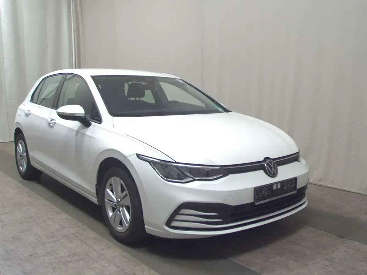Gebraucht VW Golf VII Life 131 PS (96 kW) 2021 Weiß Kleinwagen