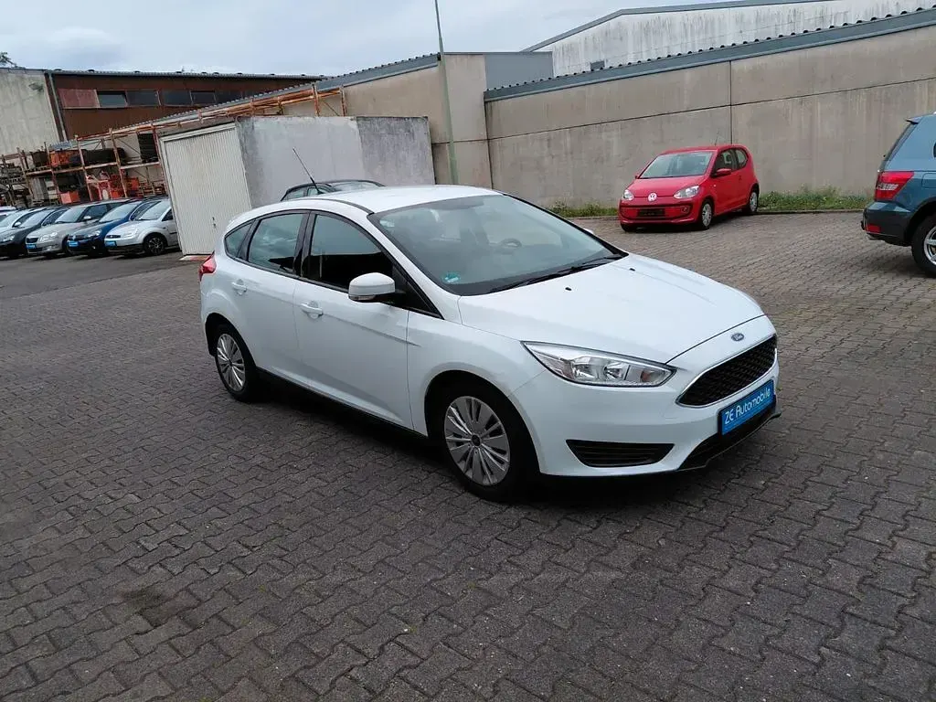 Gebraucht Ford Focus Trend 125 PS (91 kW) 2016 Weiß Limousine