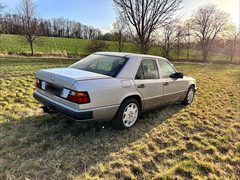 Usata Mercedes E220 150 CV (110 kW) 1993 Argento Berlina