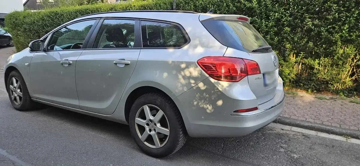 Gebraucht Opel Astra 102 PS (75 kW) 2014 Silber Kombi