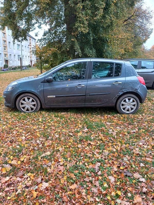 Blau Gebraucht 2009 Renault Clio II Limousine | 1.100 € (Guter Preis) - Bild 1/4