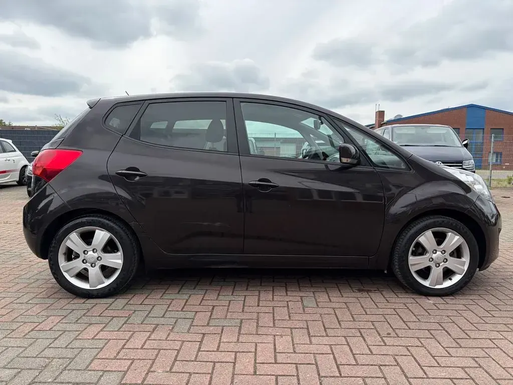 Gebraucht Kia Venga 125 PS (91 kW) 2010 Violet Kleinwagen