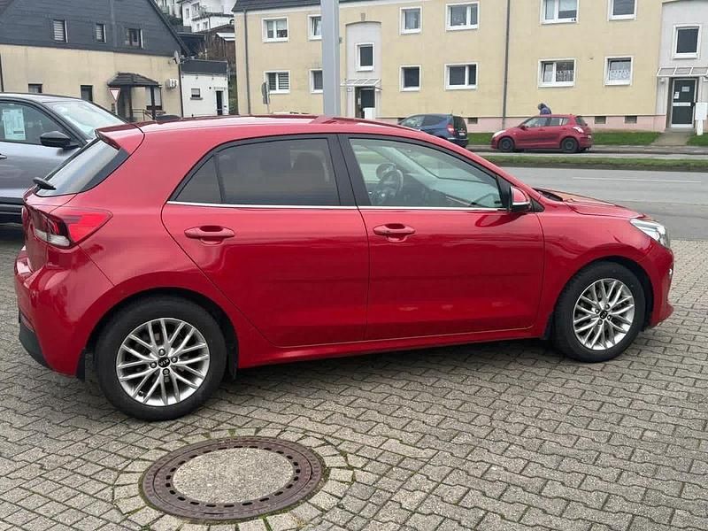 Gebraucht Kia Rio 99 PS (72 kW) 2018 (beg) signal red m (metallic) Limousine
