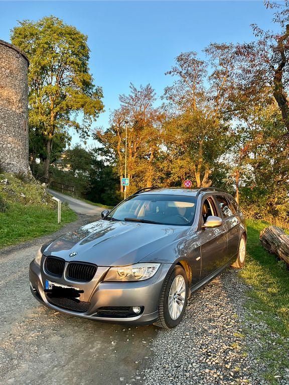 Grau Gebraucht 2009 BMW 320 Sport Line Kombi | 5.300 € (Fairer Preis) - Bild 1/4