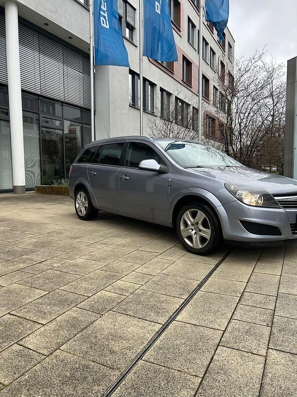 Gebraucht Opel Astra Edition 110 PS (80 kW) 2010 Grau Kombi