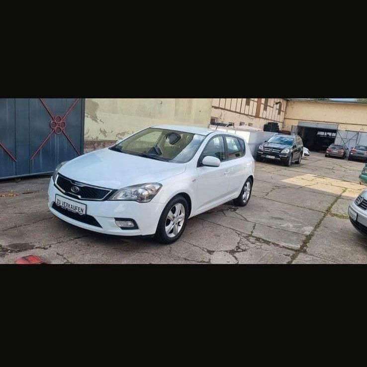Weiß Gebraucht 2012 Kia Ceed Kleinwagen | 6.200 € (Fairer Preis) - Bild 1/4