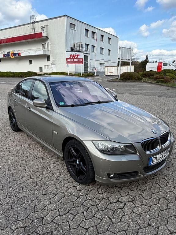 Gebraucht BMW 320 177 PS (130 kW) 2009 Gold Limousine