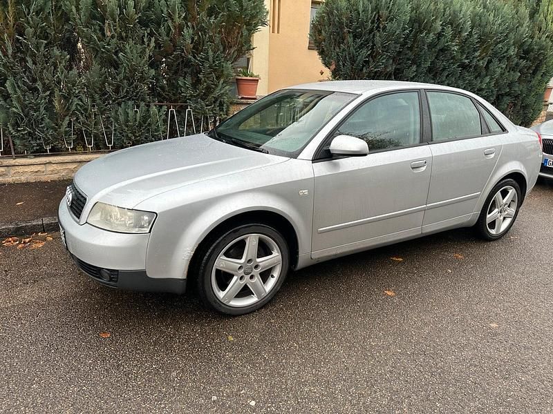 Grau Gebraucht 2004 Audi A4 Limousine | 700 € (Superpreis) - Bild 1/4