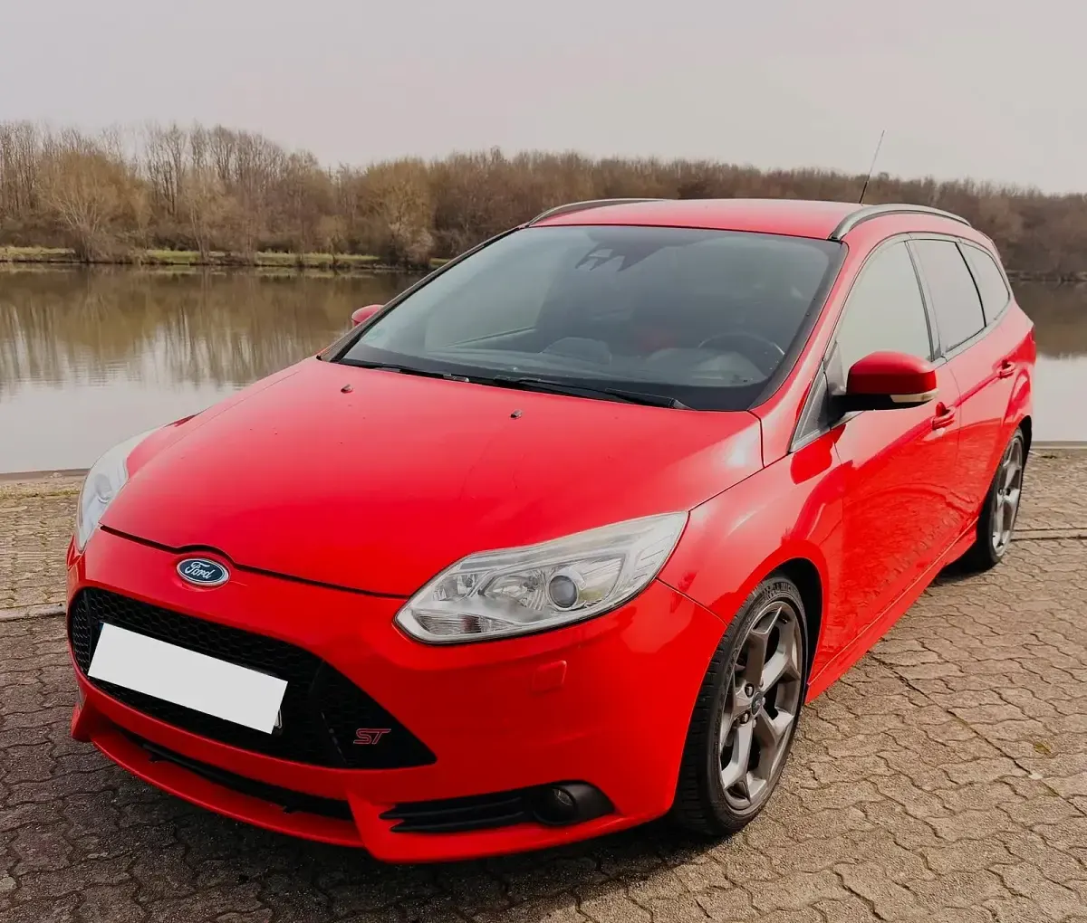 Usado Ford Focus ST 250 CV (183 kW) 2012 Rojo Familiar