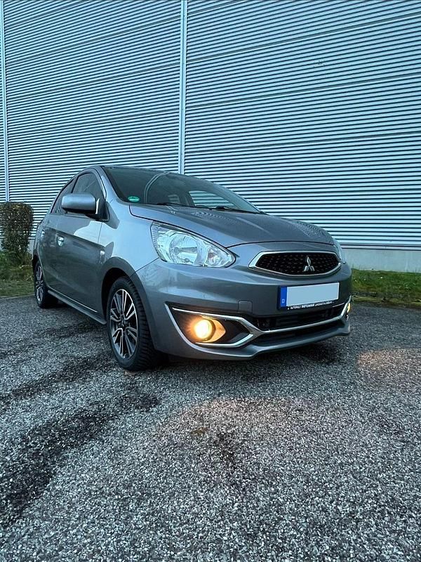 Grau Gebraucht 2016 Mitsubishi Space Star Edition Kleinwagen | 7.200 € (Fairer Preis) - Bild 1/4