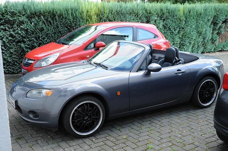 Grau Gebraucht 2005 Mazda MX5 Cabrio | 4.444 € - Bild 1/2