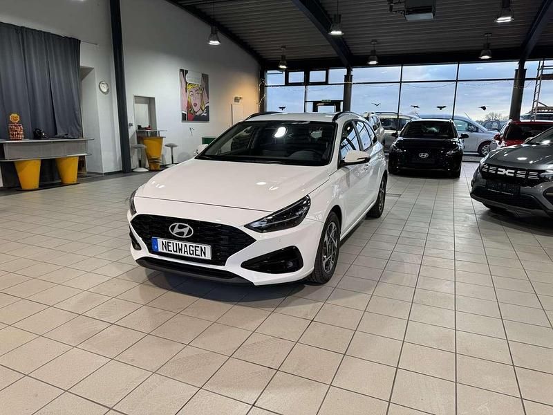 Neu Hyundai i30 140 PS (102 kW) 2025 Atlas white Kombi