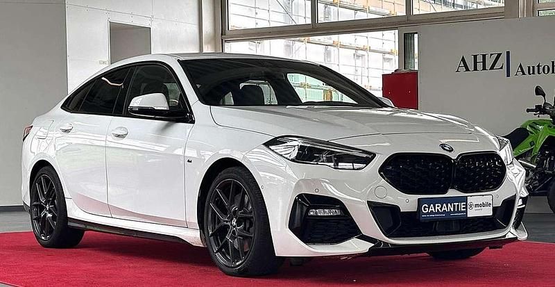 Alpinweiss iii Gebraucht 2021 BMW 220 M Sport Limousine | 27.699 € (Fairer Preis) - Bild 1/4