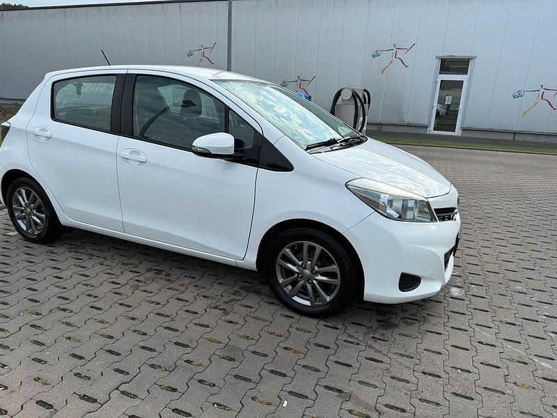 Weiß Gebraucht 2014 Toyota Yaris Edition Kleinwagen | 6.999 € (Guter Preis) - Bild 1/4