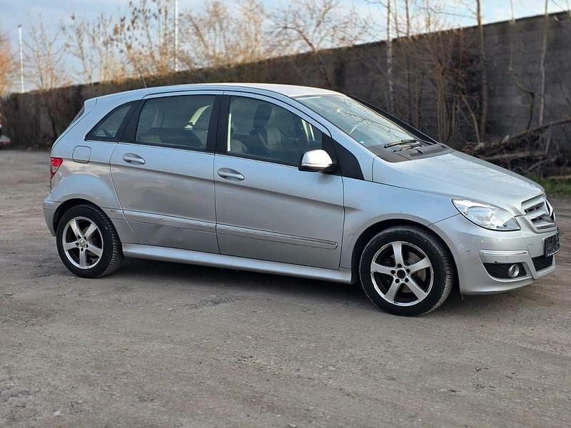 Gebraucht Mercedes B180 109 PS (80 kW) 2010 Silber Van / Kleinbus