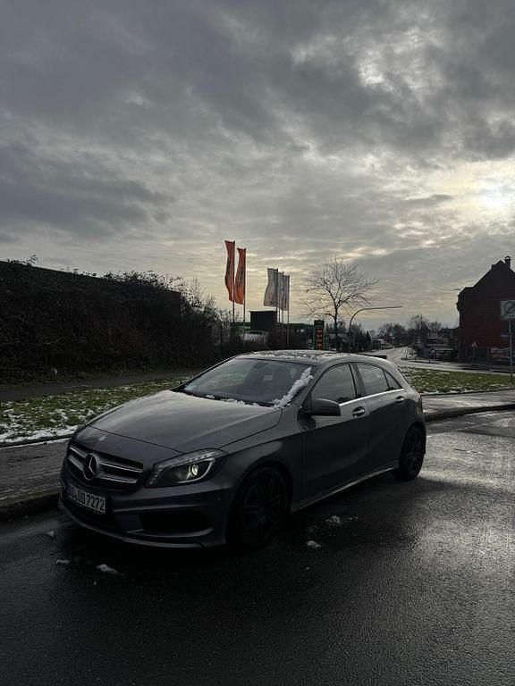 Grau Gebraucht 2013 Mercedes A200 AMG line Limousine | 7.500 € (Fairer Preis) - Bild 1/4