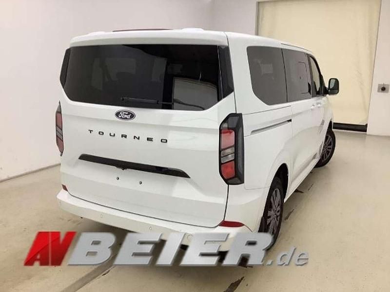 Gebraucht Ford Tourneo Titanium 136 PS (100 kW) 2025 Frostweiß Van / Kleinbus