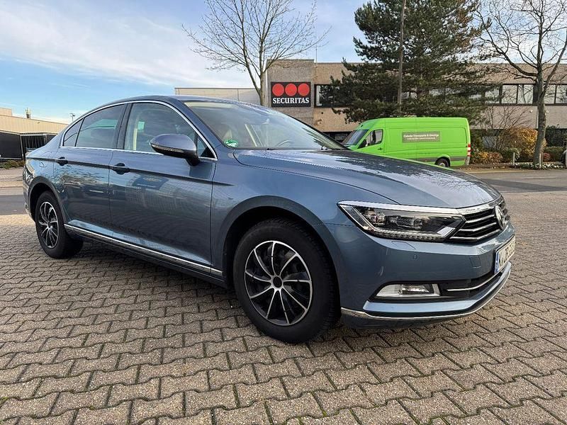 Blau Gebraucht 2016 VW Passat Highline Limousine | 16.000 € (Fairer Preis) - Bild 1/4