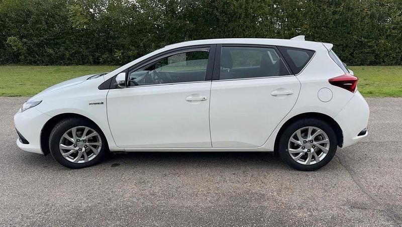Weiß Gebraucht 2015 Toyota Auris Hybrid Comfort Limousine | 12.650 € (Fairer Preis) - Bild 1/4
