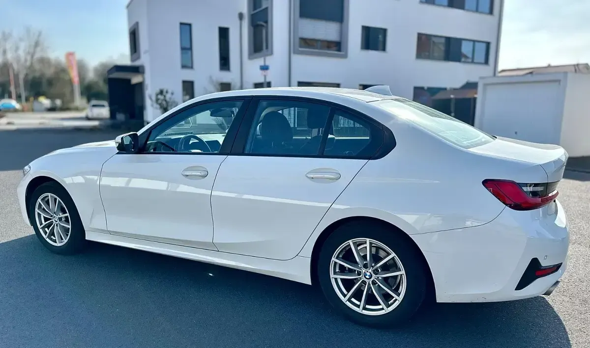 Gebraucht BMW 320 184 PS (135 kW) 2019 Weiß Limousine