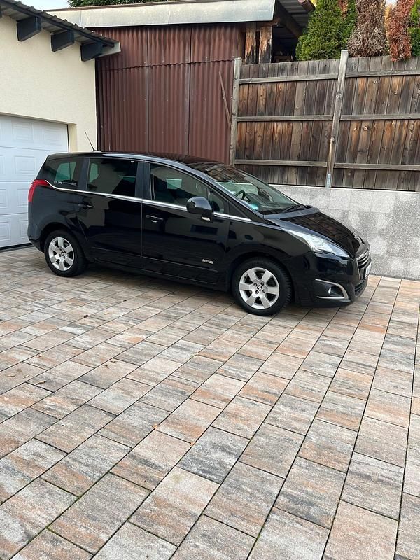 Schwarz Gebraucht 2015 Peugeot 5008 Business-Line Van / Kleinbus | 4.950 € (Fairer Preis) - Bild 1/4