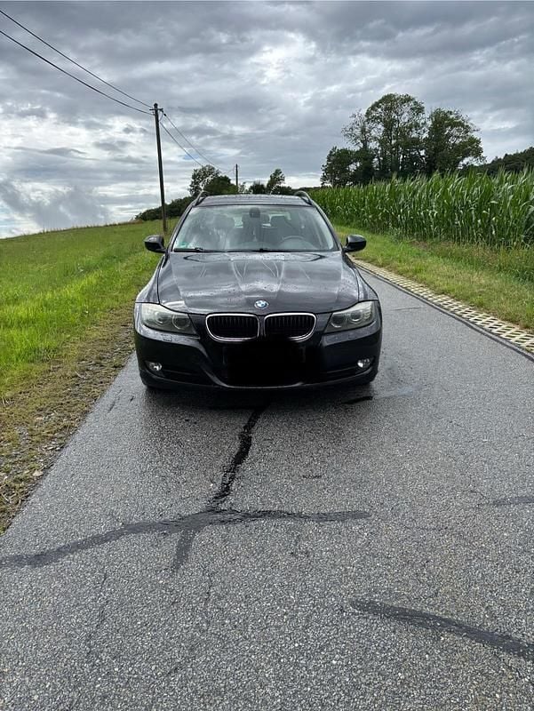 Schwarz Gebraucht 2009 BMW 320 Kombi | 3.800 € (Guter Preis) - Bild 1/4