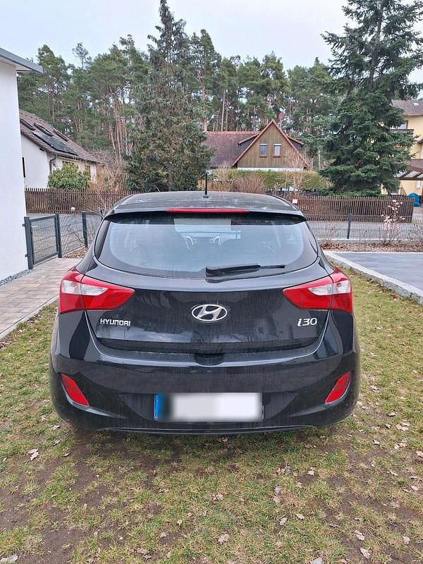 Gebraucht Hyundai i30 101 PS (74 kW) 2015 Schwarz Kleinwagen