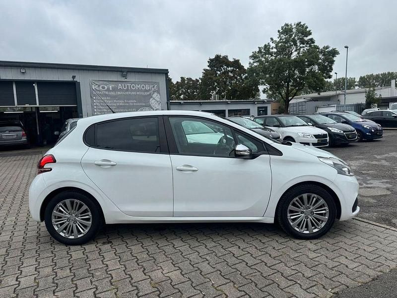 Gebraucht Peugeot 208 Style 82 PS (60 kW) 2017 Weiß Kleinwagen
