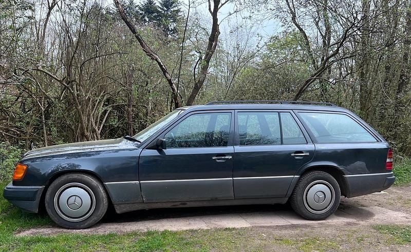 Second-hand Mercedes E250 90 CP (66 kW) 1992 Negru Break