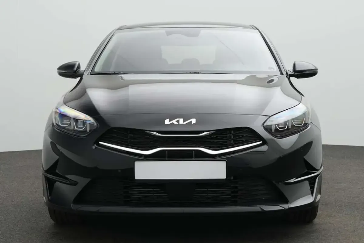Gebraucht Kia Ceed 140 PS (102 kW) 2025 Zilinaschwarz metall Kleinwagen