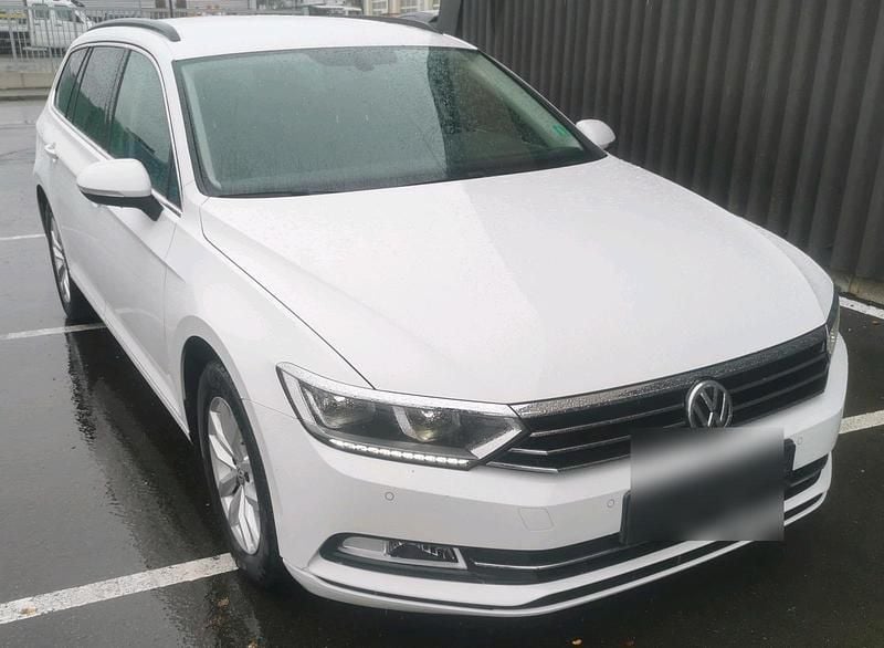 Weiß Gebraucht 2018 VW Passat Limousine | 9.999 € (Superpreis) - Bild 1/4