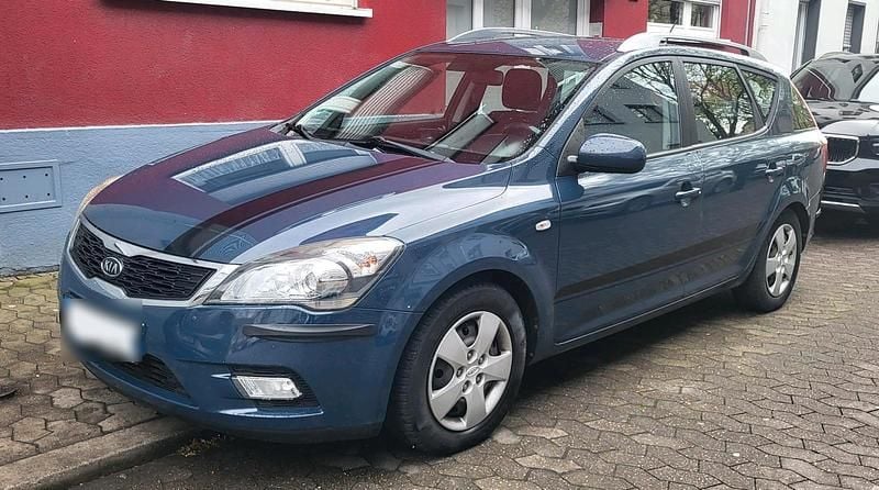 Second-hand Kia Ceed 116 CP (85 kW) 2011 Albastru Hatchback