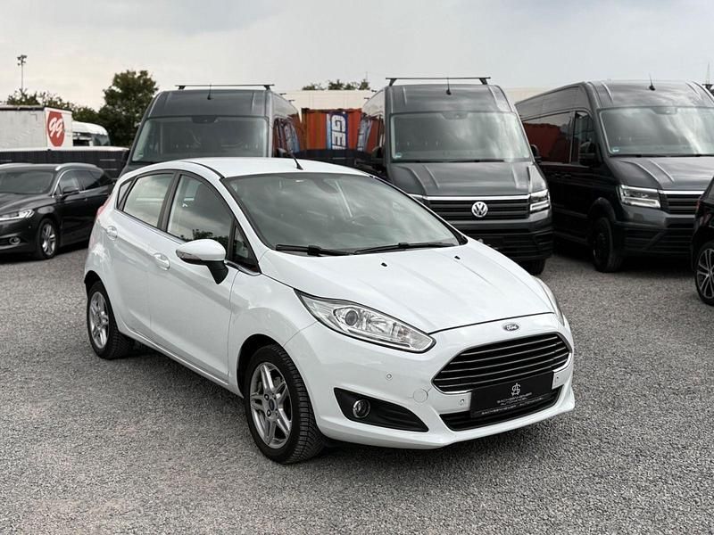 Weiß Gebraucht 2013 Ford Fiesta Titanium Kleinwagen | 3.499 € (Superpreis) - Bild 1/4