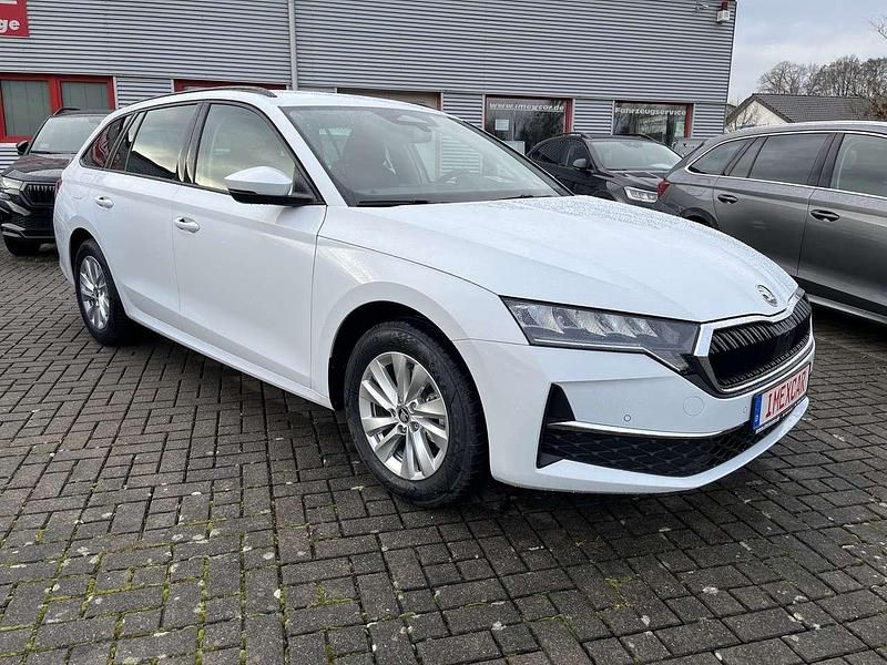 Neu Skoda Octavia Selection 150 PS (110 kW) 2025 Moon weiss metallic Kombi