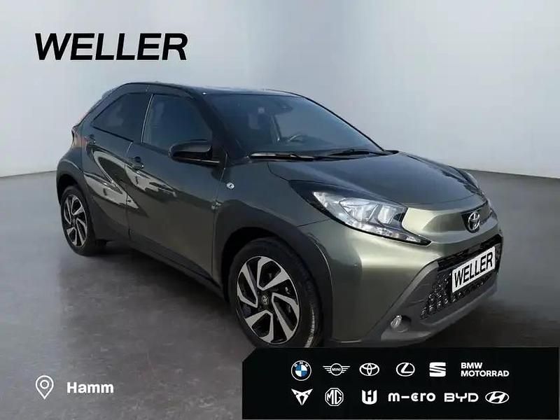 Gebraucht Toyota Aygo 72 PS (52 kW) 2023 Cardamon green / night sky black (schwarz) Kleinwagen